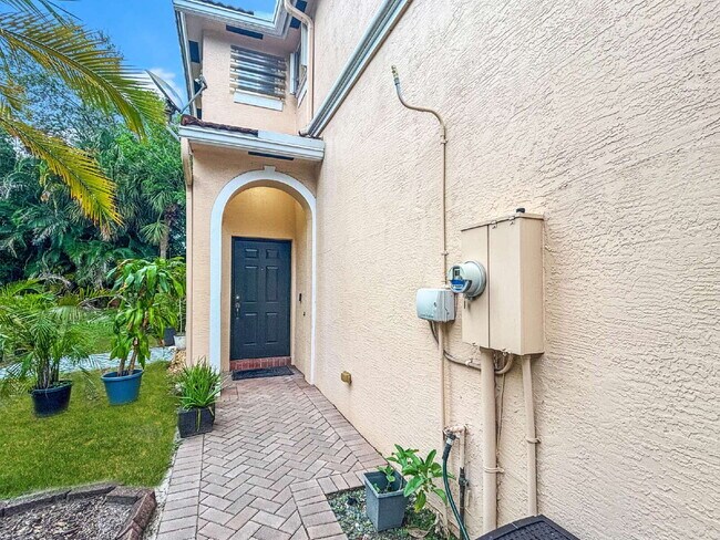 Building Photo - Spacious 3BR Townhome in Gated Villa Palma | Garage | Community Pool