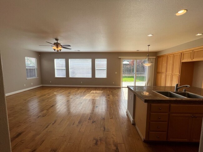 Building Photo - 4 bedroom home with 3 car garage in Patterson!