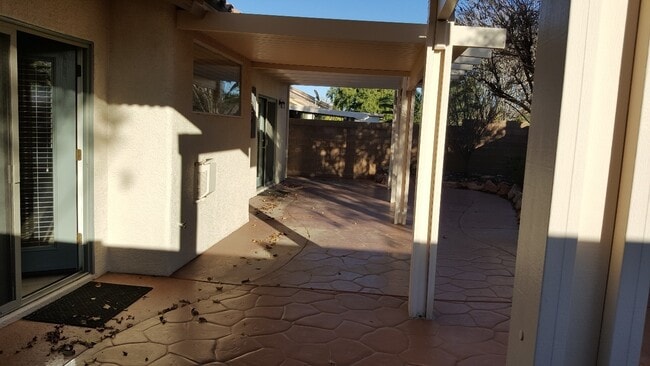 Building Photo - 3 BEDROOM 2 CAR GARAGE SINGLE STORY HOME