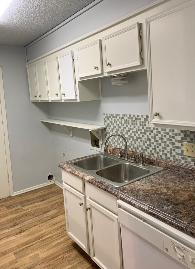 Building Photo - Cute 2 Bedroom