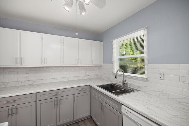 Building Photo - 354 Chicago Ave