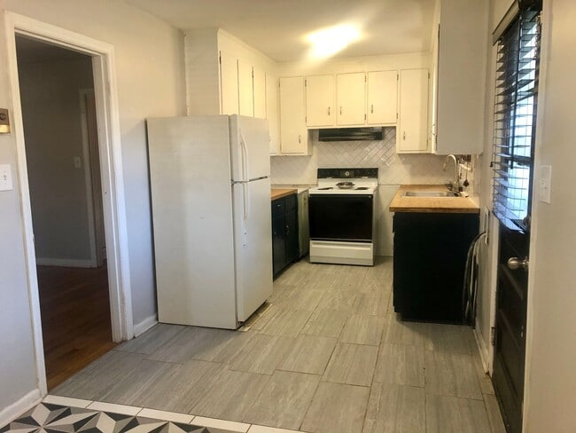 Building Photo - Awesome 2BR/1Bathroom Apartment in popular LAKEWOOD near Duke University!