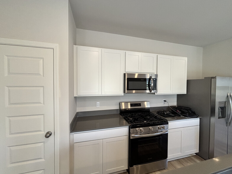 Building Photo - 572 Lyness Dr