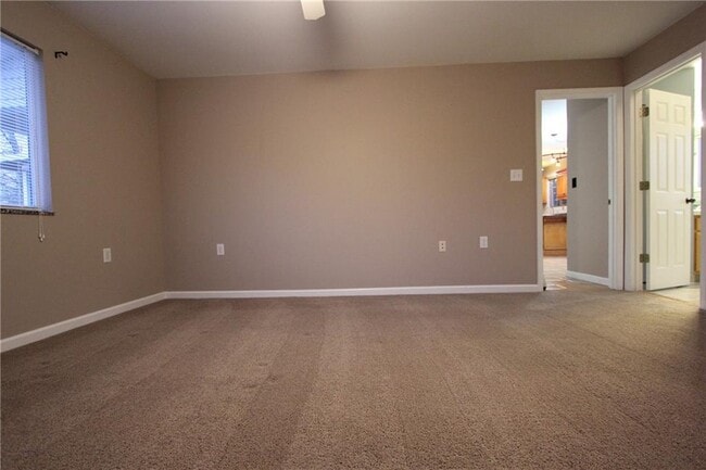 Building Photo - 1825 Skyline Dr