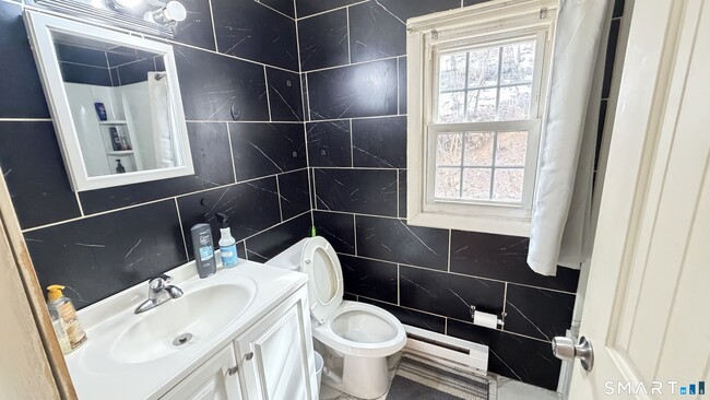 Building Photo - 646 Howe Ave