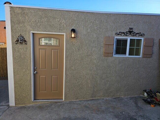 Building Photo - 615 Forest Ave