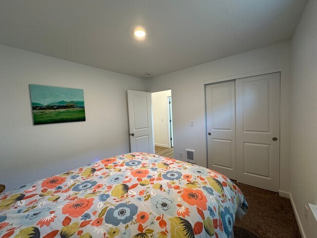 Building Photo - MOVE IN SPECIAL - Beautiful Newer 3 Bedroom / 2 Bath Home in NE Madras - PENDING APPLICATION