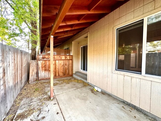 Building Photo - CHECK OUT THIS SPACIOUS TOWNHOUSE IN REDMO...