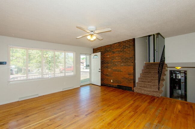 Building Photo - 6921 Manhattan Ln