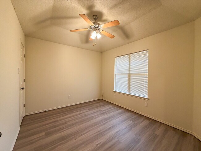 Building Photo - South Lubbock, 3-Bedroom Duplex!