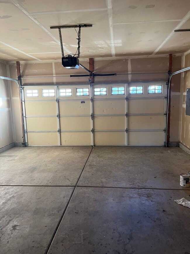 Building Photo - 2 Bedroom 2.5 Bath House