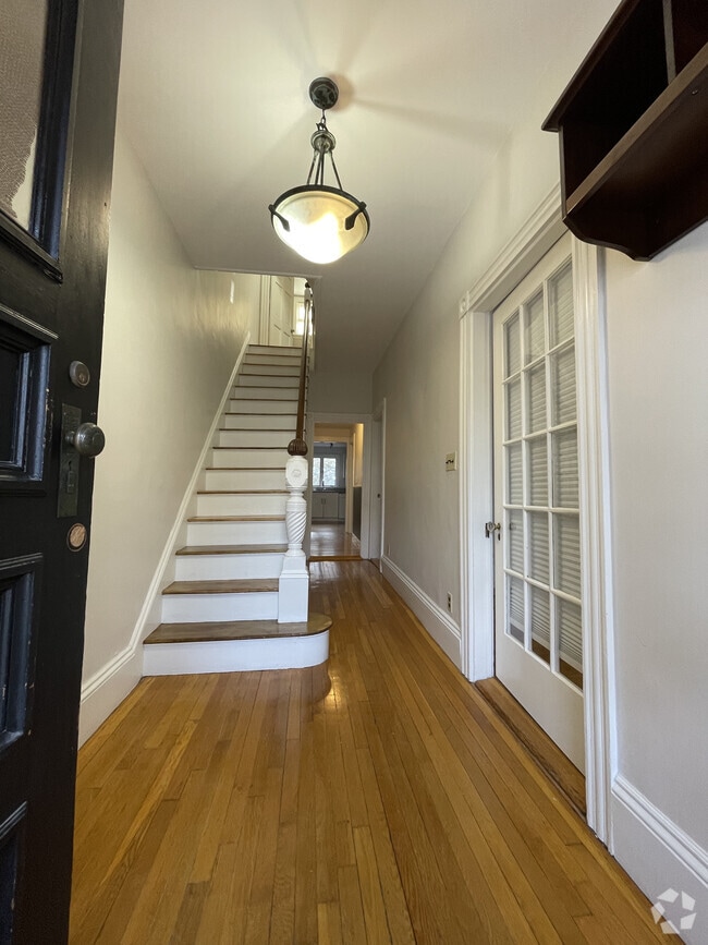 The entrance hall - 11 Maple Cir