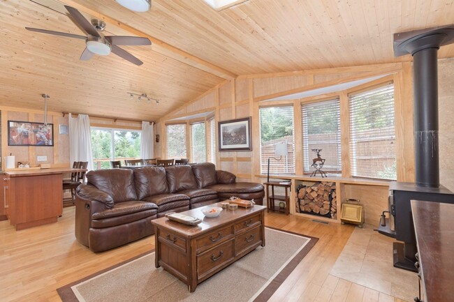 Primary Photo - Fully Furnished & Move-In Ready Mountain H...