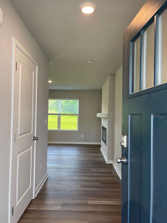 Building Photo - Beautiful 3 bed, 2 bath townhome $2200