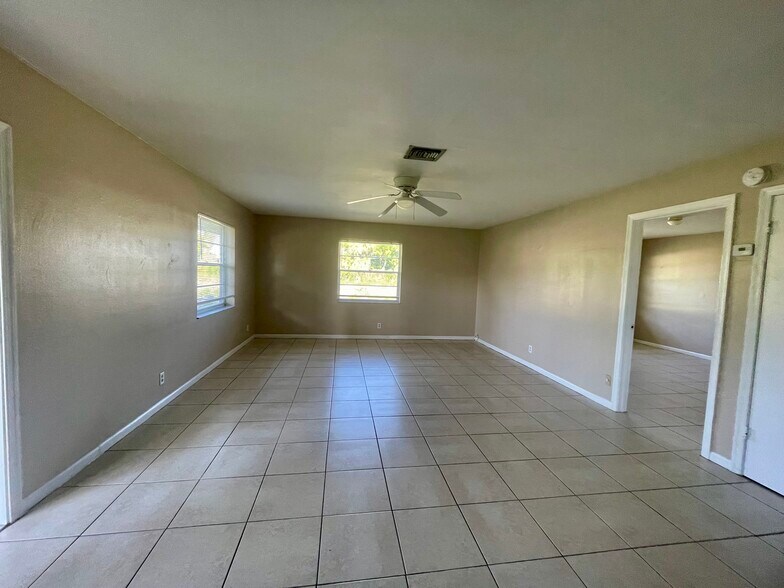 Building Photo - 1570 E Breezy Ln