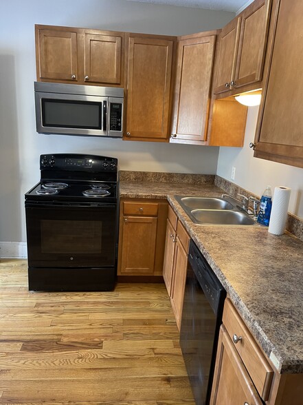 Kitchen - 402 Chittenden Ave