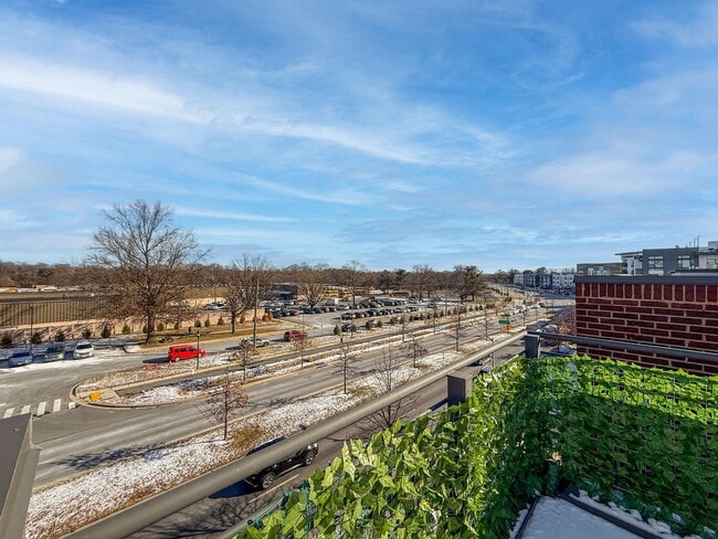 Building Photo - 16560 Crabbs Branch Way