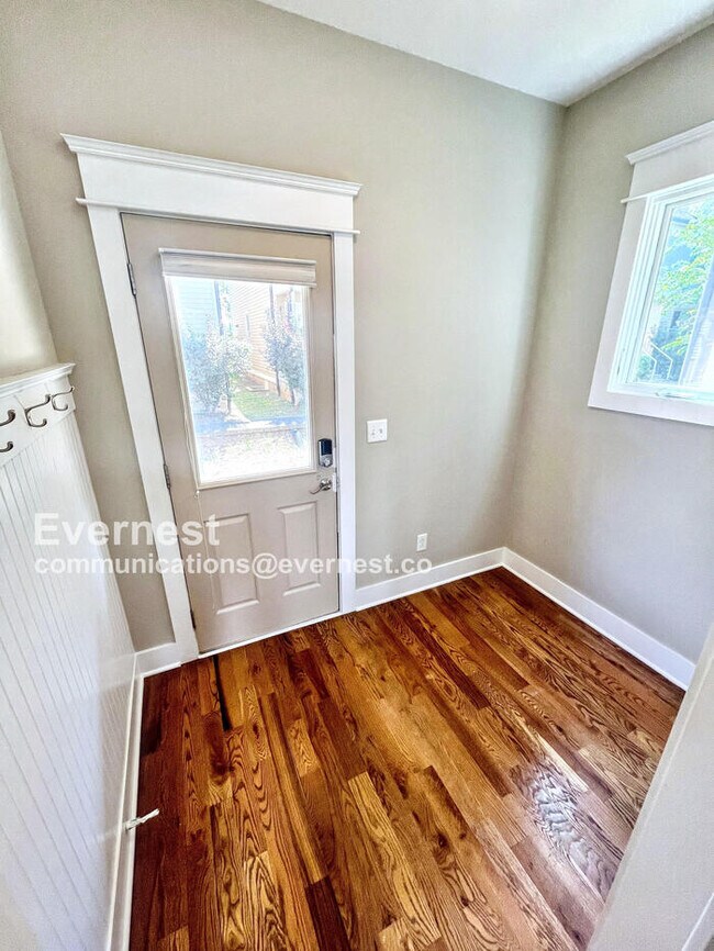 Building Photo - Lovely 2-Bedroom Home with Modern Amenitie...