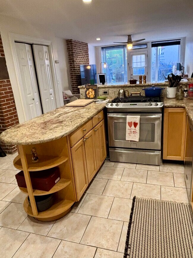 Building Photo - 204 Warren St