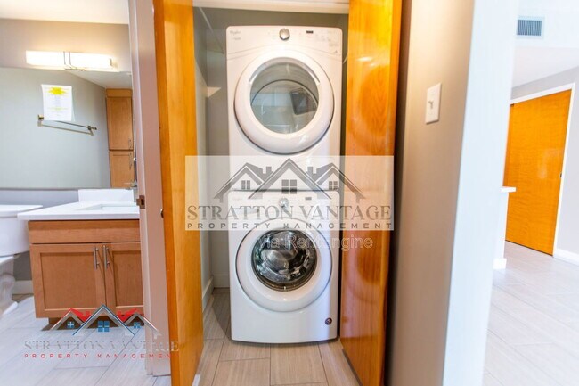 Building Photo - 6125 E Indian School Rd