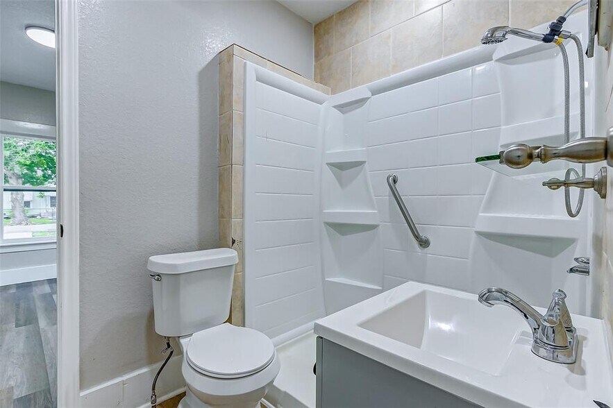 Building Photo - 406 Hahlo St