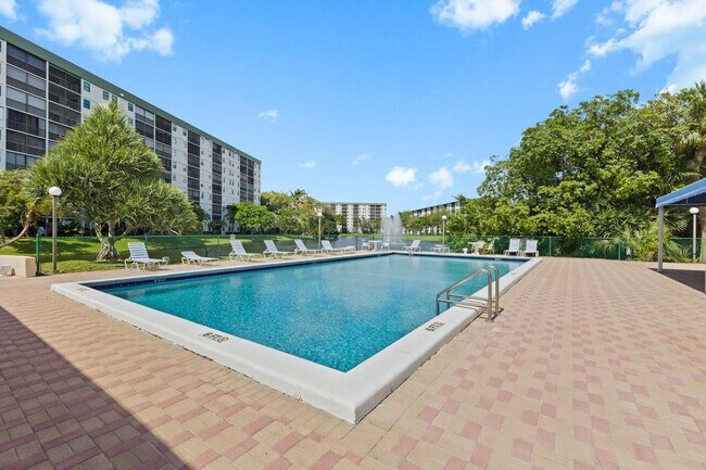 Building Photo - 2106 S Cypress Bend Dr