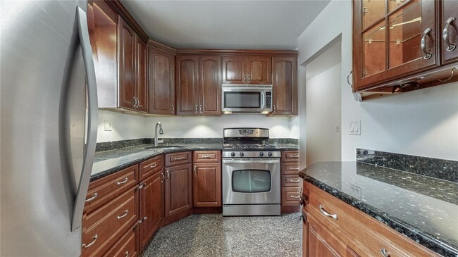 Building Photo - 56-25 Remsen Pl