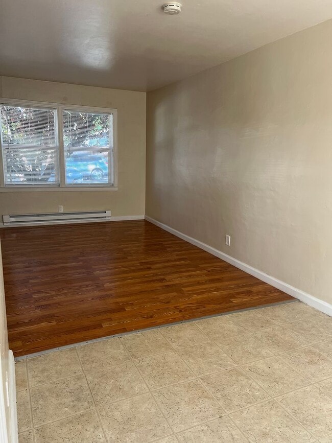 Building Photo - Ready to Move-In (3bed/1 bath, one unit of...