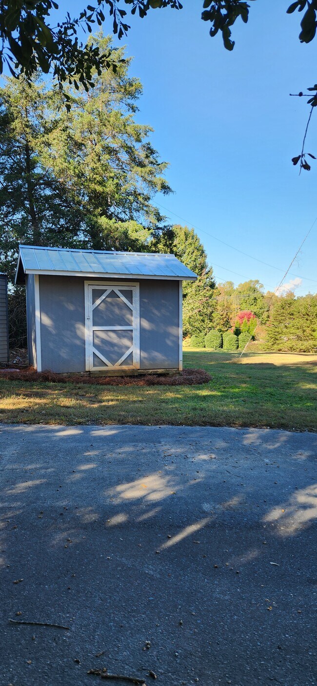 Building Photo - 10124 Barberville Rd