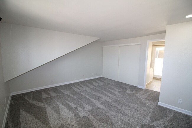 Building Photo - Oceanfront Silverstrand | 4 Bedroom + 3 Ba...