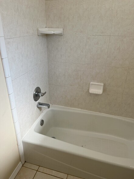 Building Photo - 825 W Bronze Dr