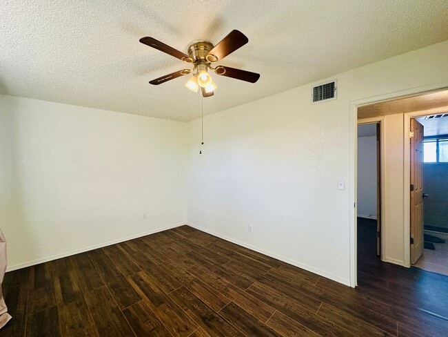 Building Photo - 2 Bedroom Renovate House! Large Yard and C...