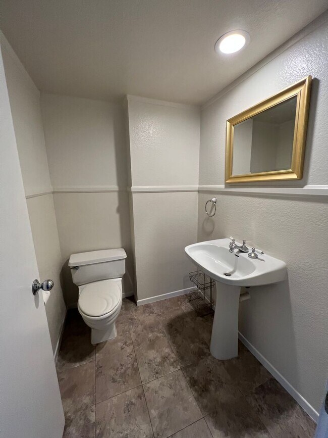 Building Photo - 2 Bedroom 2.5 bath townhouse