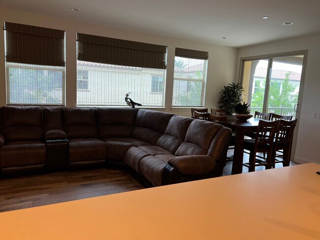 Building Photo - 404 Maravilla Ln