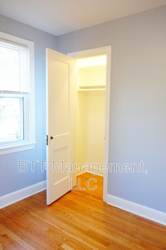 Building Photo - 907 Hudson Ave