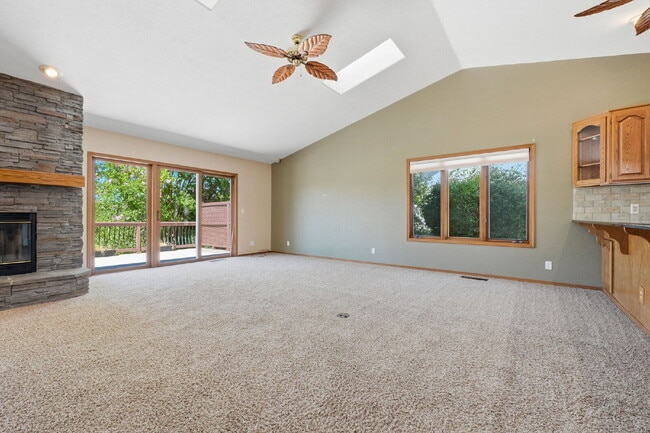 Building Photo - Beautiful Executive Level Rental on Golf Course