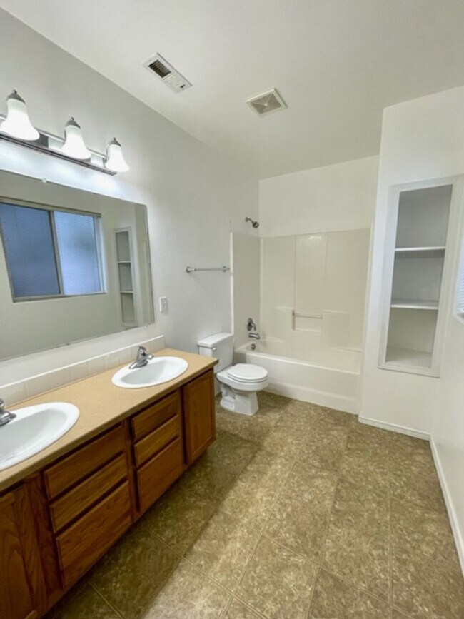 Building Photo - Cozy 3 Bedroom Home in SW Bend!