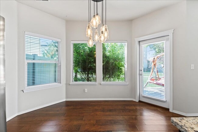 Building Photo - Centrally Located 3 Bedroom 2.5 Bathroom Home