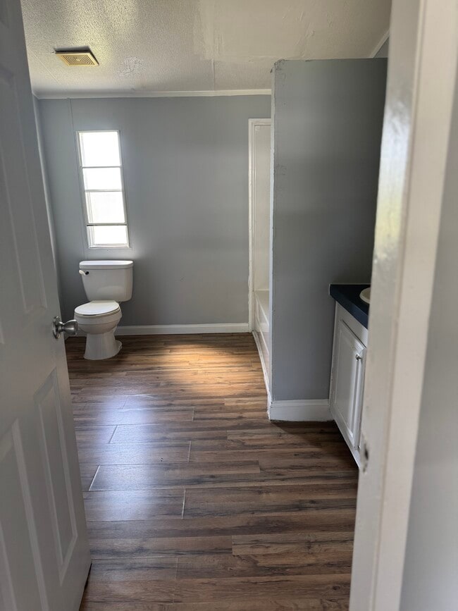 Building Photo - 712 House St