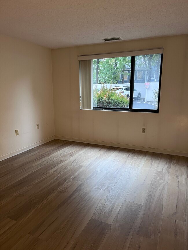 Building Photo - 8 9th St