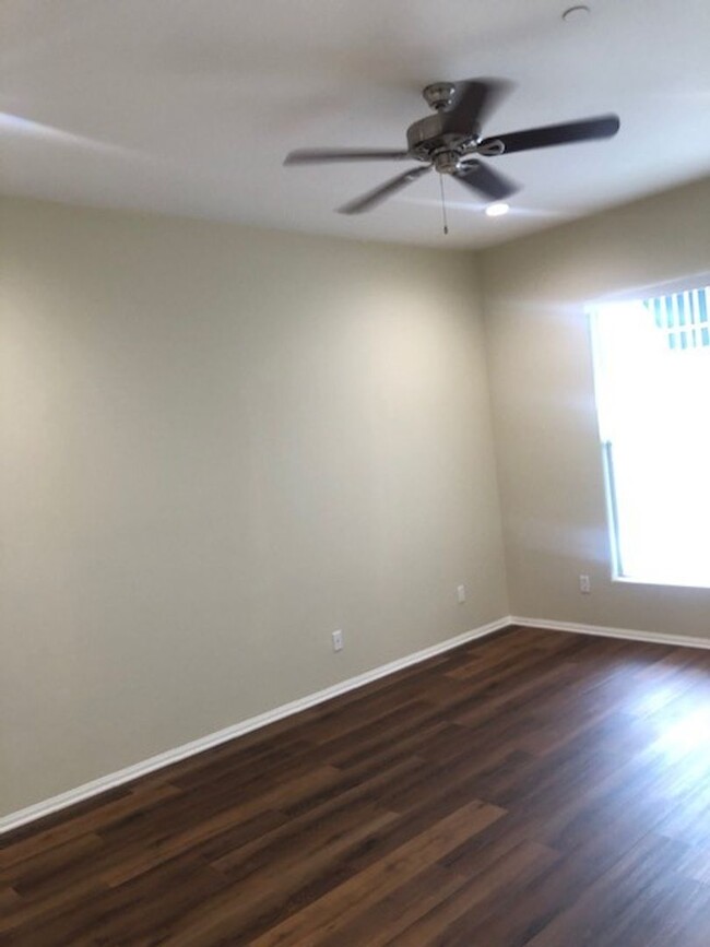 Building Photo - Mid Town Ventura Upstairs 2+2 Apartment