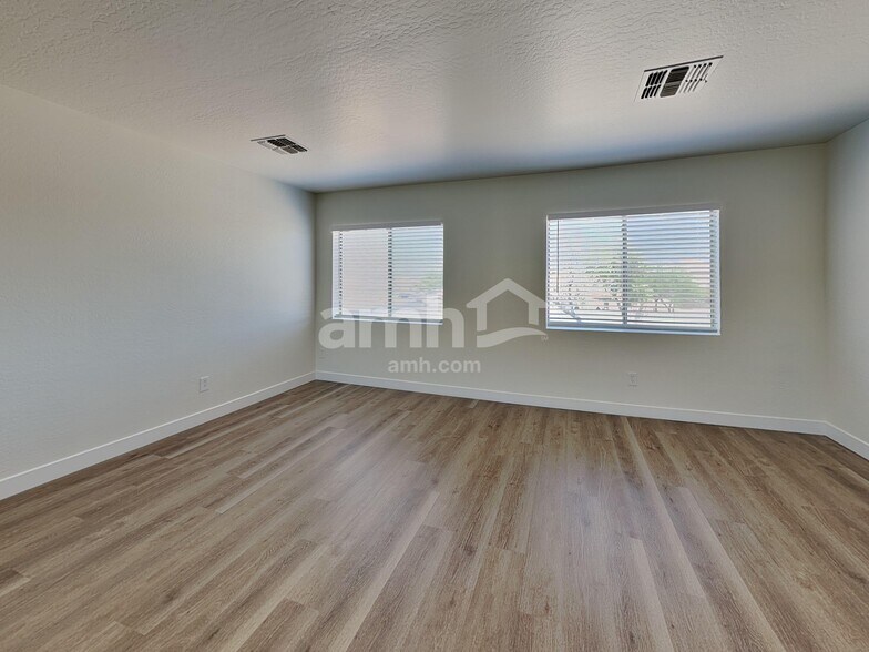 Building Photo - 12322 W Valentine Ave