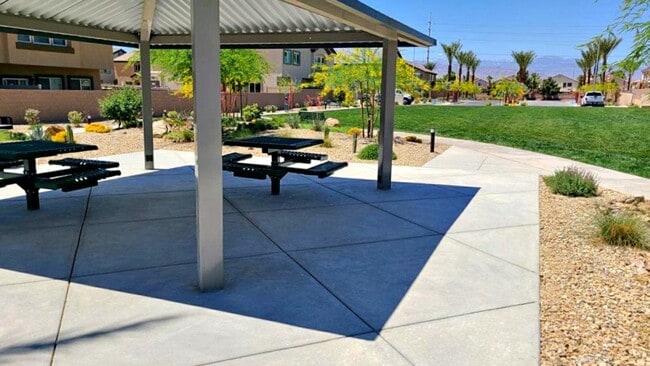 Building Photo - UPGRADED 2 BEDROOM TOWNHOME IN GATED COMMU...