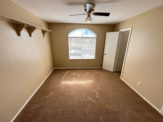 Building Photo - Gorgeous 4Bed/2Bath Home located in Sunris...