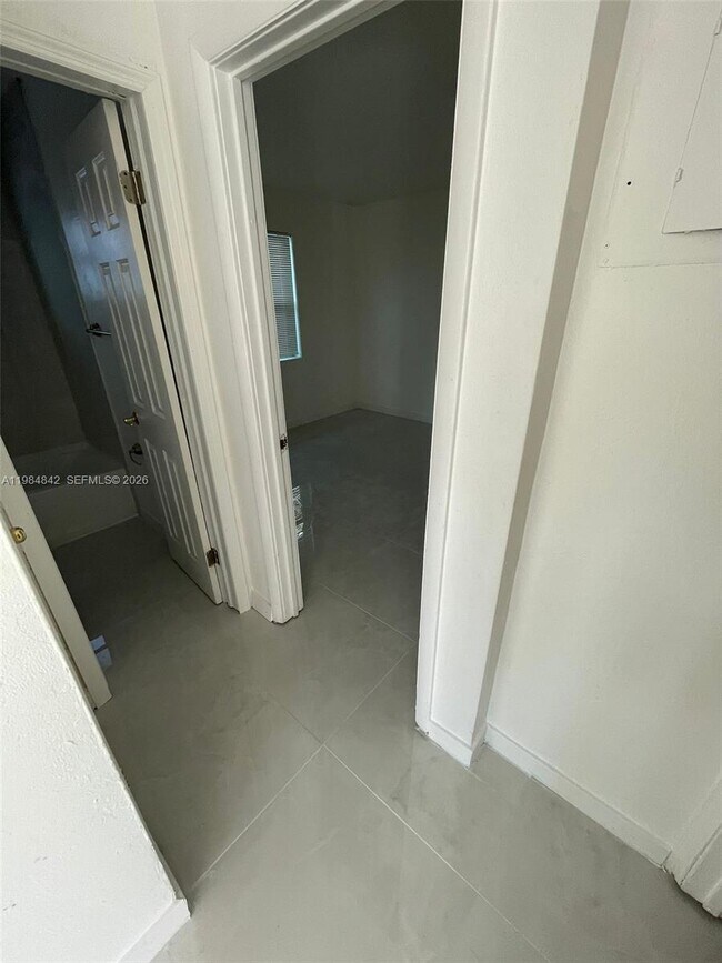 Building Photo - 505 N 24th Ave