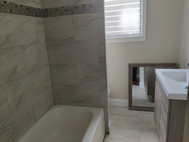 Building Photo - 2429 N 32nd St