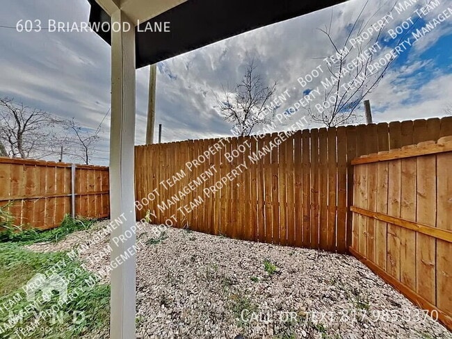 Building Photo - 603 Briarwood Ln