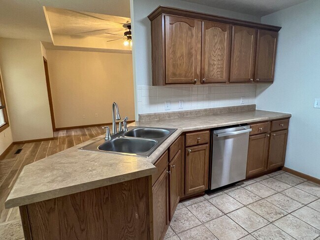 Building Photo - 3 Bedroom 2 Bathroom 2 CAR GARAGE