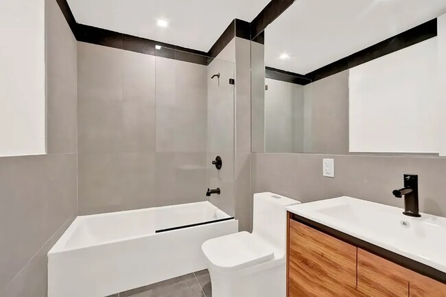 Building Photo - Private Bedroom in a 4 bedroom / 1,5 bathr...