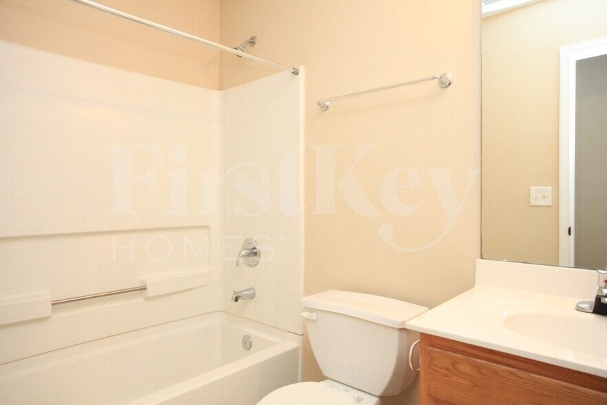 Building Photo - 906 Grassy Patch Ln